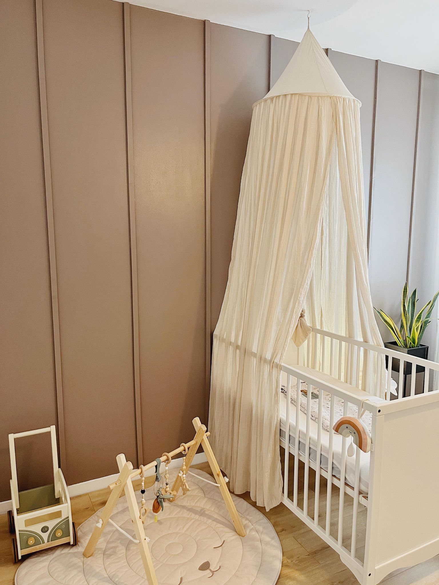 Dans cet appartement à la décoration sobre et élégante, les clients ont souhaité rester dans le même univers pour imaginer la chambre de leur futur enfant. Le souhait des clients : ne pas créer une atmosphère trop "garçon" en gardant des couleurs neutres.